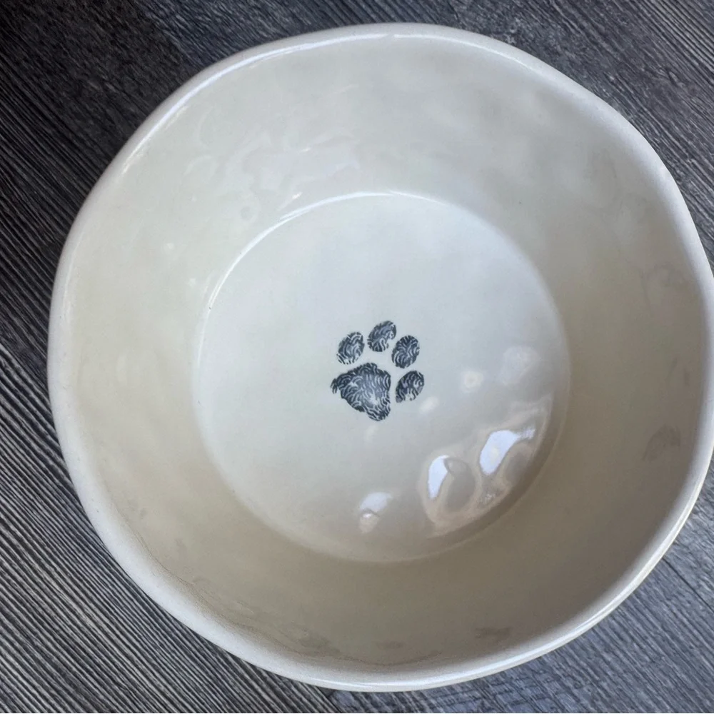 Signature Collections White Organic Ceramic Pet Bowl with Dog Design